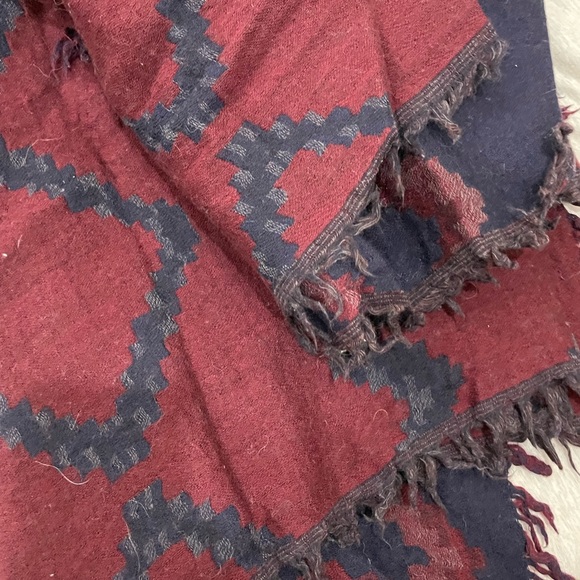 Aritzia blanket scarf - Picture 6 of 9
